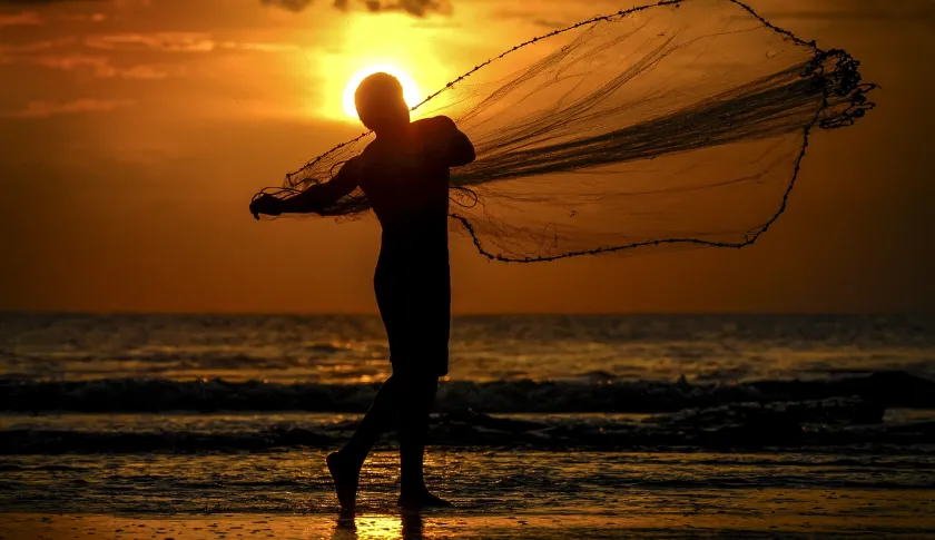 Foto: Antonio Aragon Renuncio, Concurso de Fotografía CGAP 2016. Pescador lanzando red al agua.